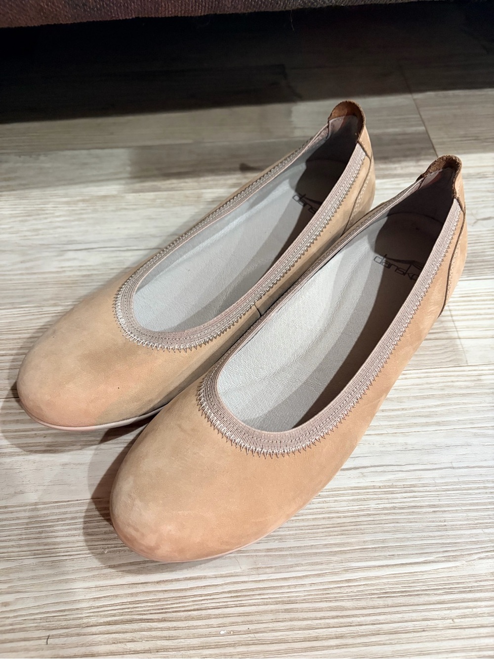 Dansko Shoes Womens Sz 39 Kristen ballet flats Tan
